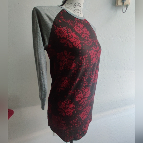 🆕 Red Black & Gray red floral pattern print LuLaRoe 3/4 Sleeve Randy t-shirt_XS - Picture 4 of 5